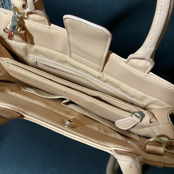 Guess purse - Picture 2 of 3